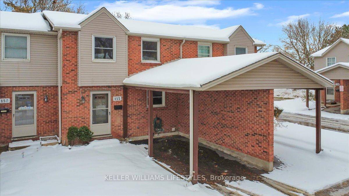 Welcome to this charming 2 level townhouse condo located in the desirable White Oaks complex !