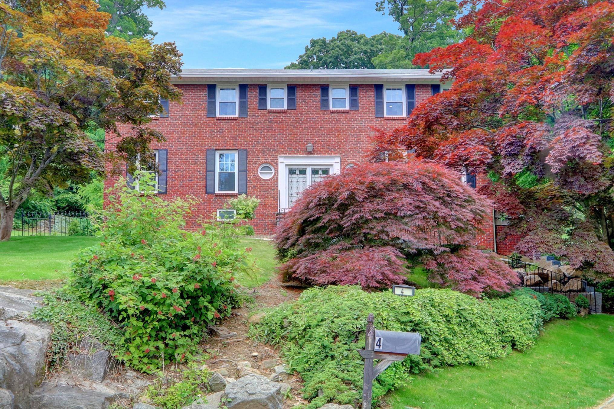 Discover your ideal furnished rental in Pelham, NY a tranquil 4 bedroom, 3 bath residence nestled on a peaceful cul de sac, just 18 miles from Midtown Manhattan.
