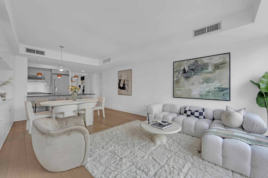This luxury full floor 4 bedroom, 3 bathroom condominium is located at The Ariel East in the elegant Upper West Side.
