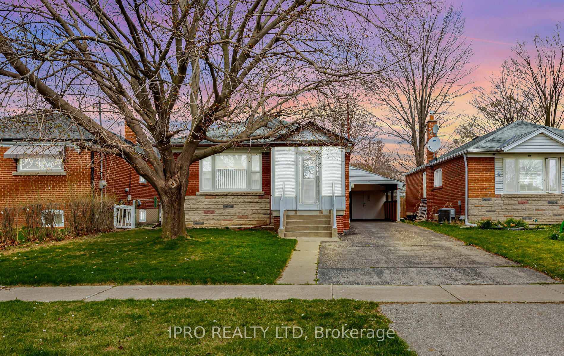 WELCOME TO 54 EXFORD DR IN DORSET PARK.