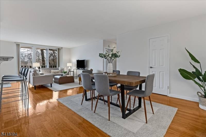 It's your favorite building and you've been waiting for a unit like this one !