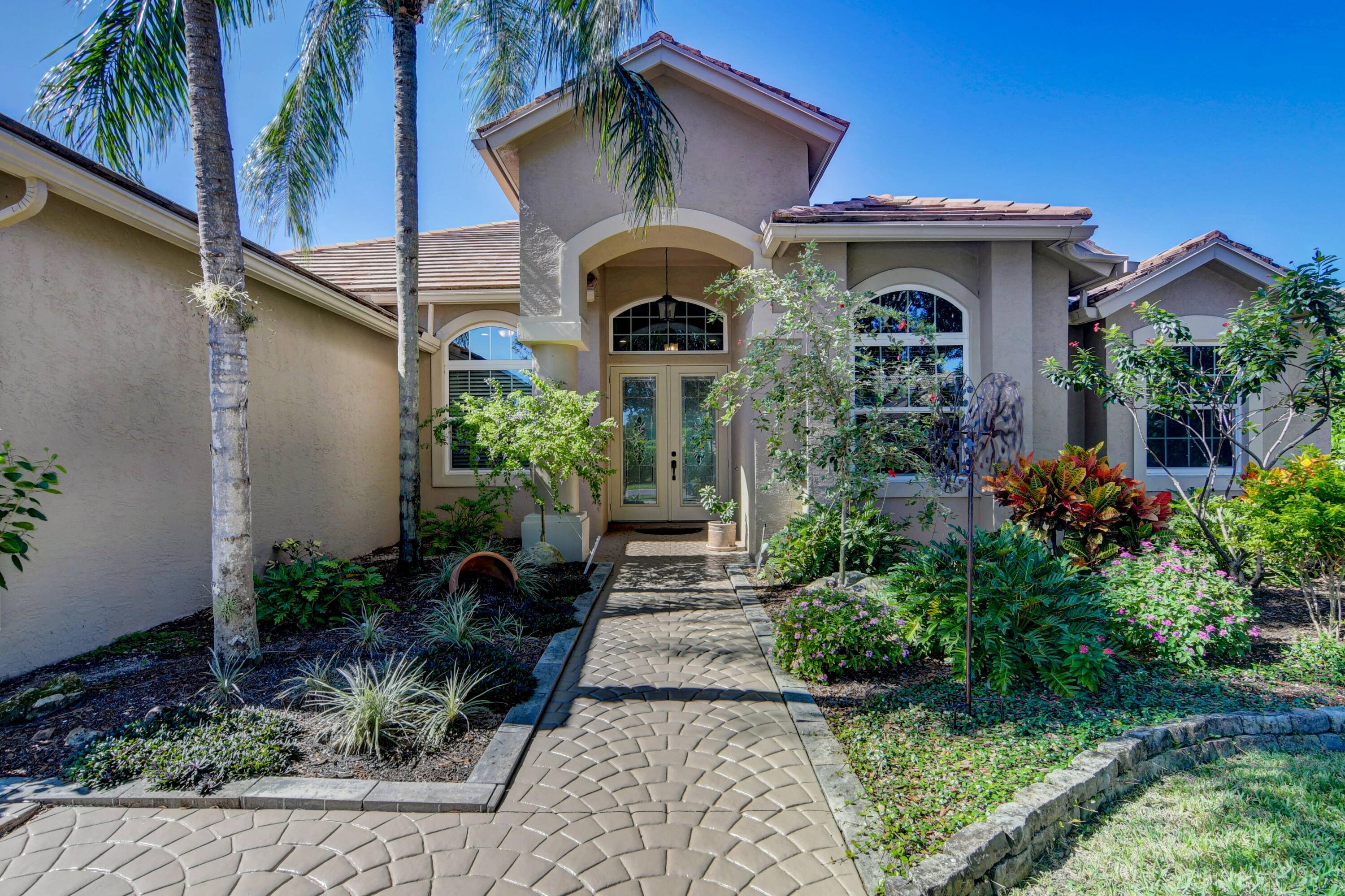 LOCATED ON A QUIET CUL DE SAC, BEAUTIFUL HOME WITH A POOL, STONE AND TILES FLOORING, HIGH CEILINGS AND GOURMET KITCHEN WITH A SNACK BAR,.
