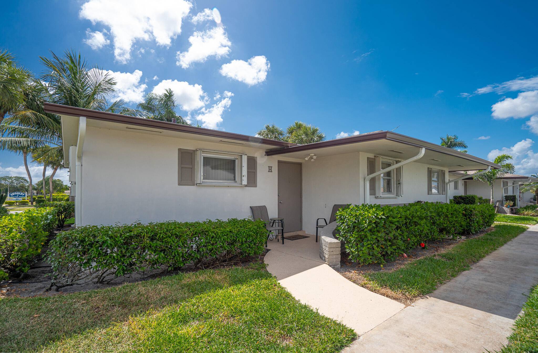 LIGHT, BRIGHT AND SPACIOUS 1 BEDROOM 1 1 2 BATH CORNER VILLA.