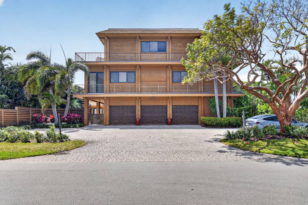Spacious Townhome located one block from the beach with private deeded beach access through the building in front of it !