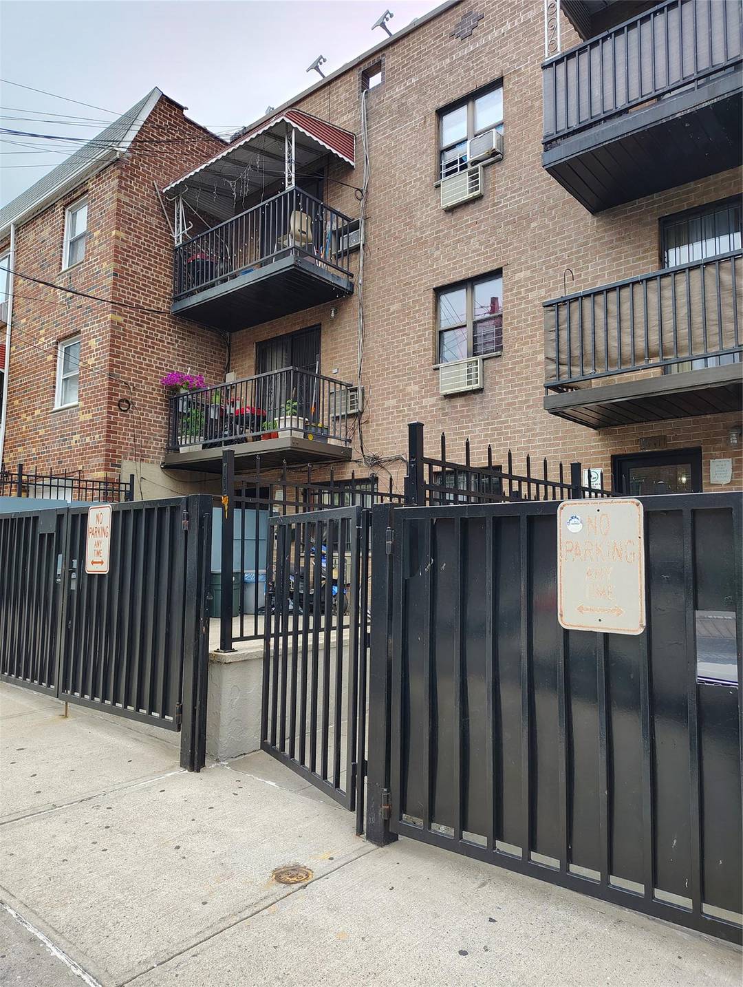 ! ! BIG OPORTUNITY ! ! LARGE BRICK PROPERTY A GREAT INVEST OPPORTUNITY NEW ROOF 2PARKING GARAGE, BACKYARD, ALL APARTMENTS IN SECOND AND THIRD FLOOR WITH BIG BALCONY 5 UNITS ...