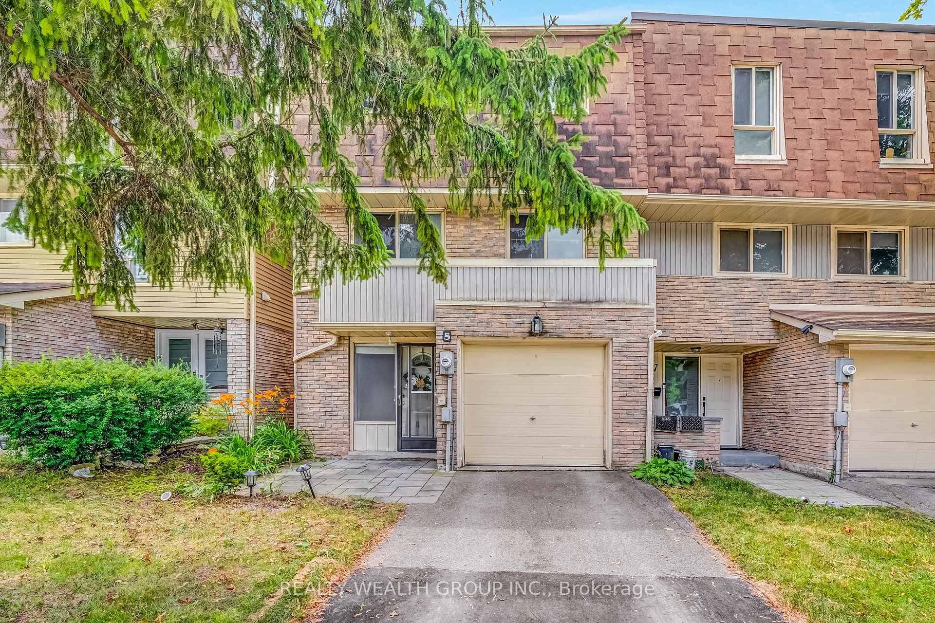 3 bed 2 bath condo Town