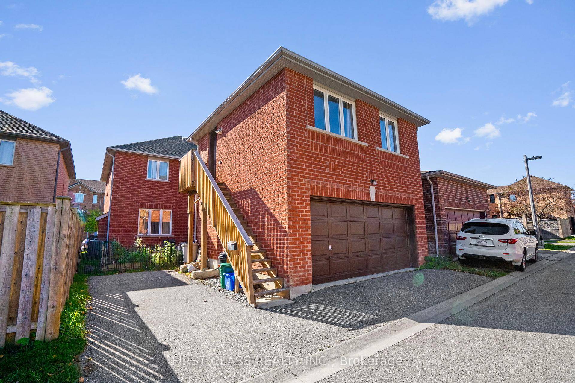 Enjoy living in this Bright, Modern, move in ready, great layout 1 bedroom, 1 bathroom COACH HOUSE apartment located in prestigious Cornell in quiet family oriented neighbourhood.