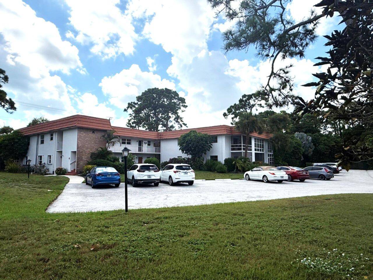 Live the Stuart Lifestyle at Vista Pines Building K, Corner Unit !