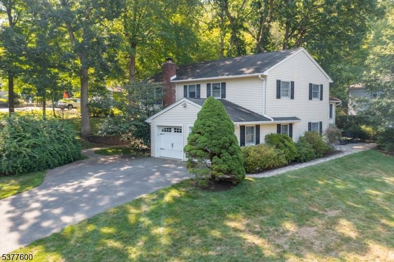 Welcome home to 106 Knollwood Dr.