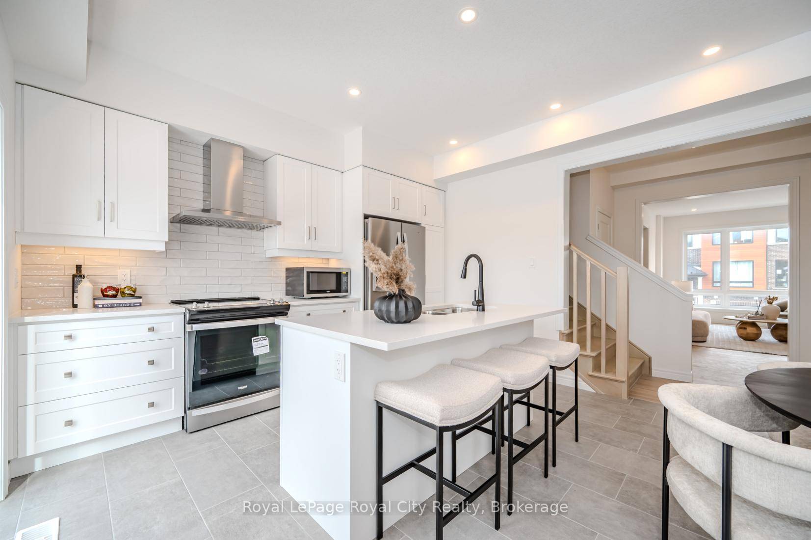 Blending the best of nature and modern living, the townhomes at Sora offer a polished, contemporary style influenced by the scenic outdoors.