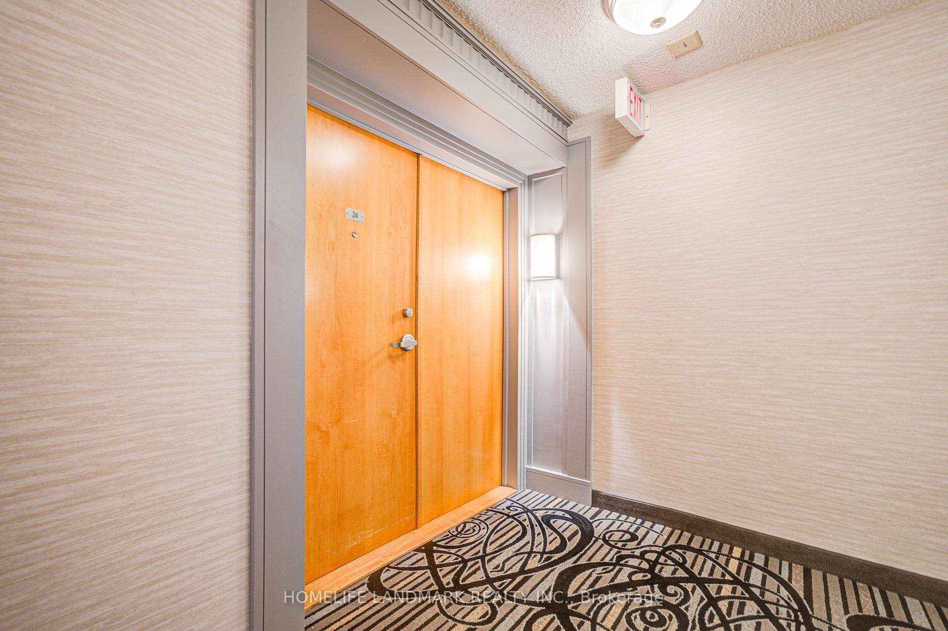 Renovated, Spacious and Bright 3 Bedrooms Corner Unit With Double Entrance Door In Prime Location on Leslie amp ; Highway 7.