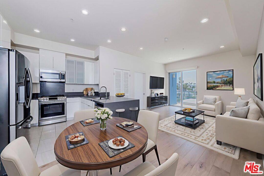 105 S Mariposa Ave 2BR Mid Wilshire La