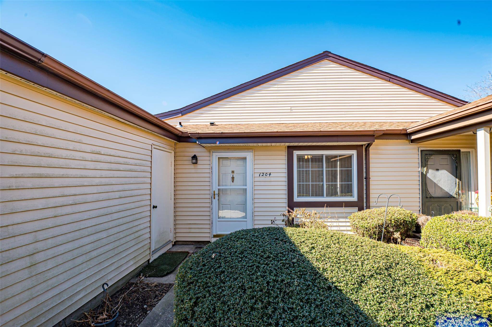 Lovely ground floor home in extremely desirable Fairfield adult community.