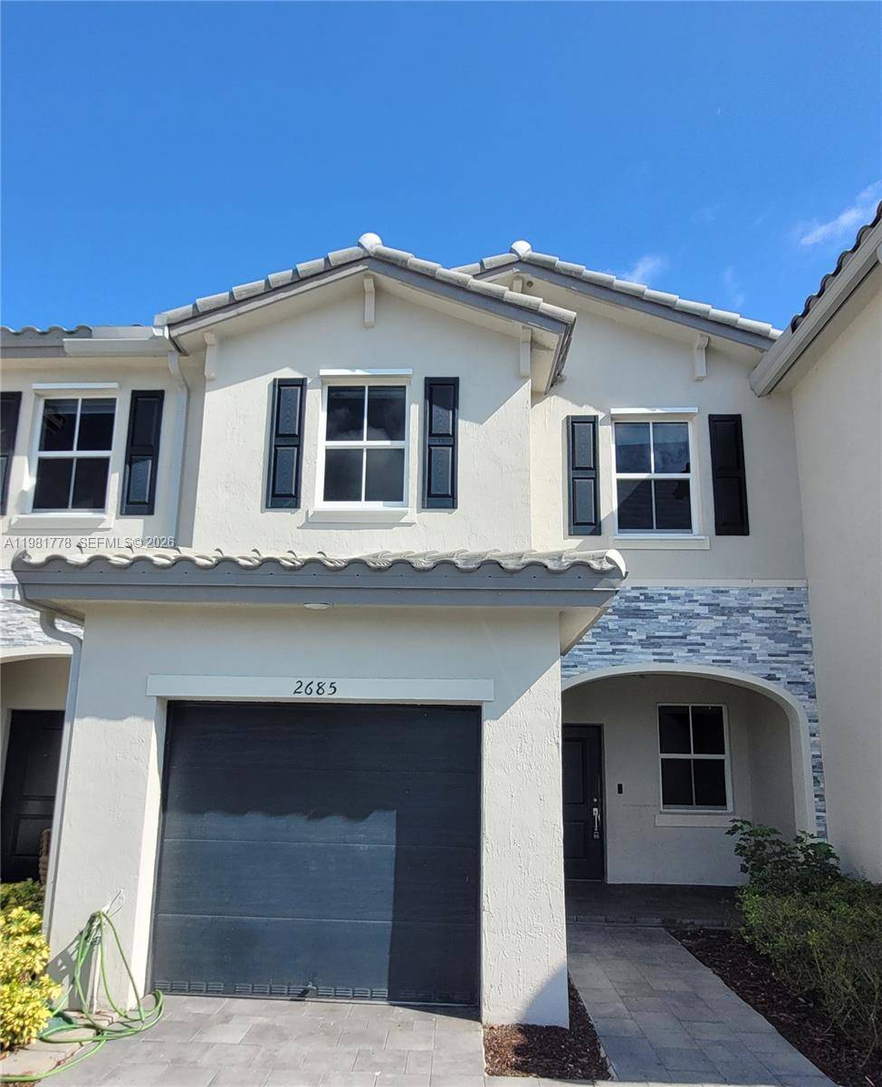 Spacious and well maintained 3 bedroom townhouse located in the desirable The Riviera community.