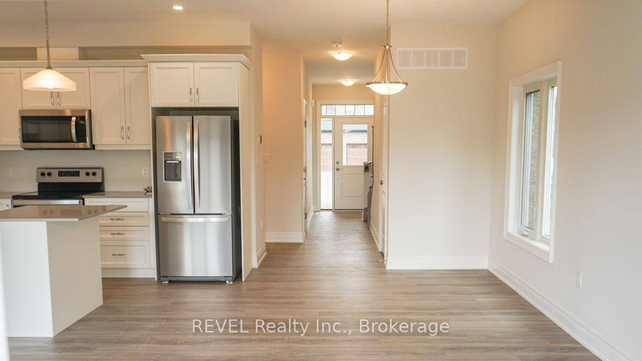 Stylish 3 Bedroom, 2. 5 Bathroom Main Floor Upper Unit in Niagara Falls.