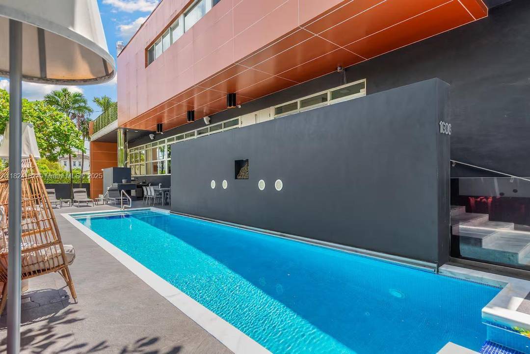 Modern 7BD 7BA home on iconic South Bayshore Drive.