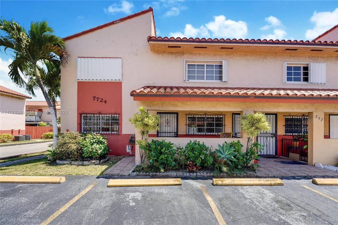 Welcome to this beautifully maintained 2 bedroom, 2 bathroom corner unit in El Prado.