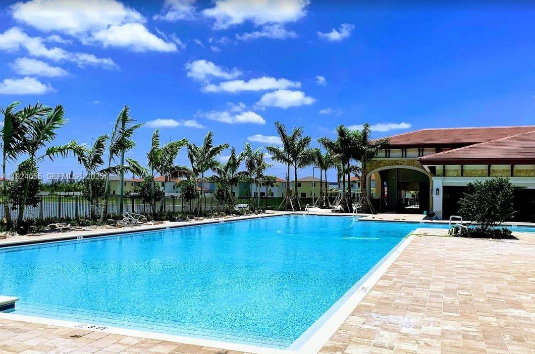 Come see this beautiful townhome for rent in Aquabella, featuring 2 bedrooms and 2.