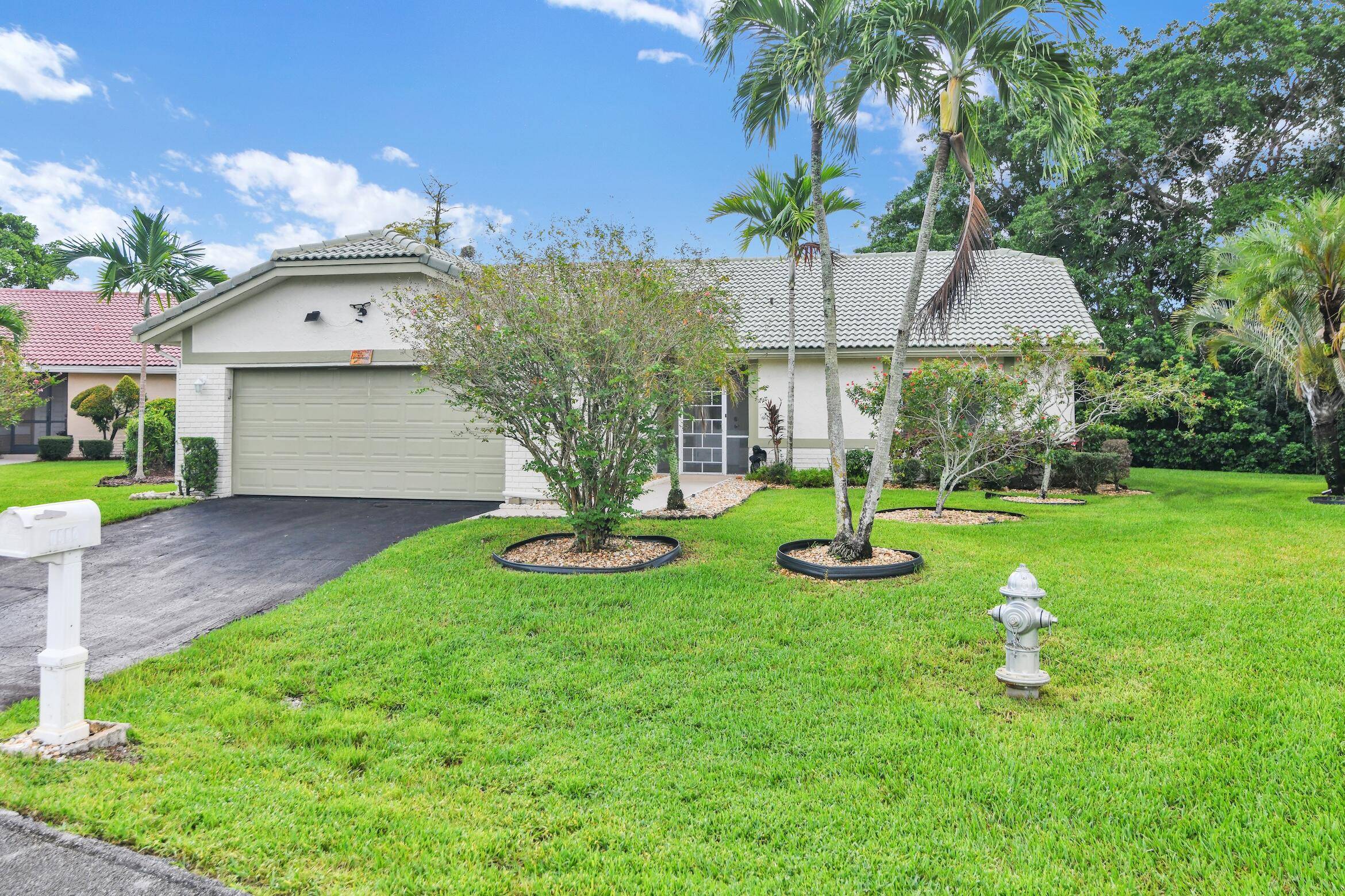 Located in the prestigious 55 community of Cloverfield, close to places of worship, stores, and only minutes to the beach and downtown Boca Raton.