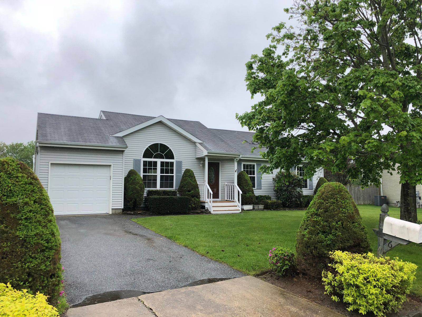 Beautiful Home in a Great Location in Manorville!
