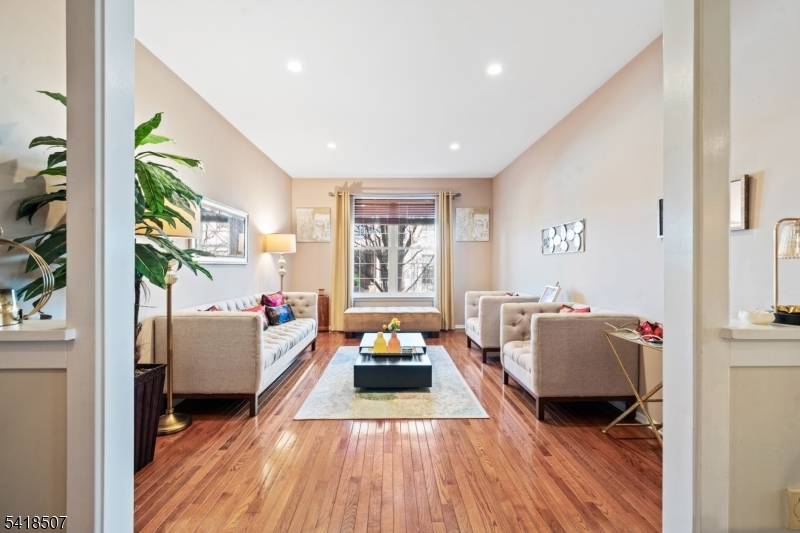 Located in the desirable Heritage Greens neighborhood, this spacious 4 bedroom, 2.