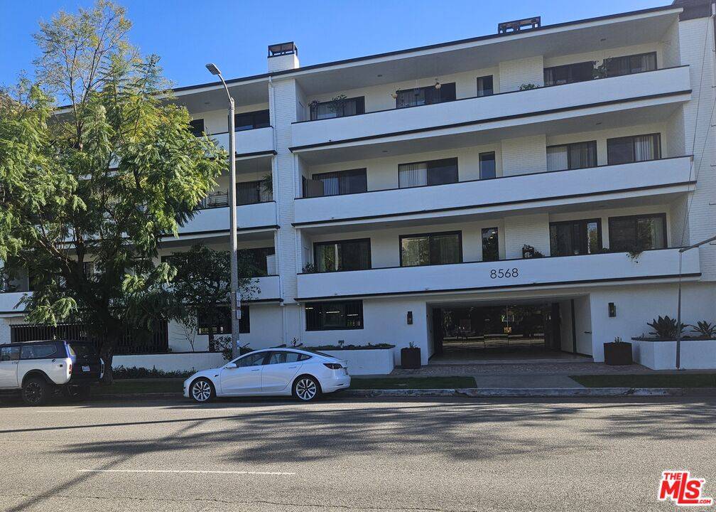 8568 Burton Way 2BR Beverly Grove La