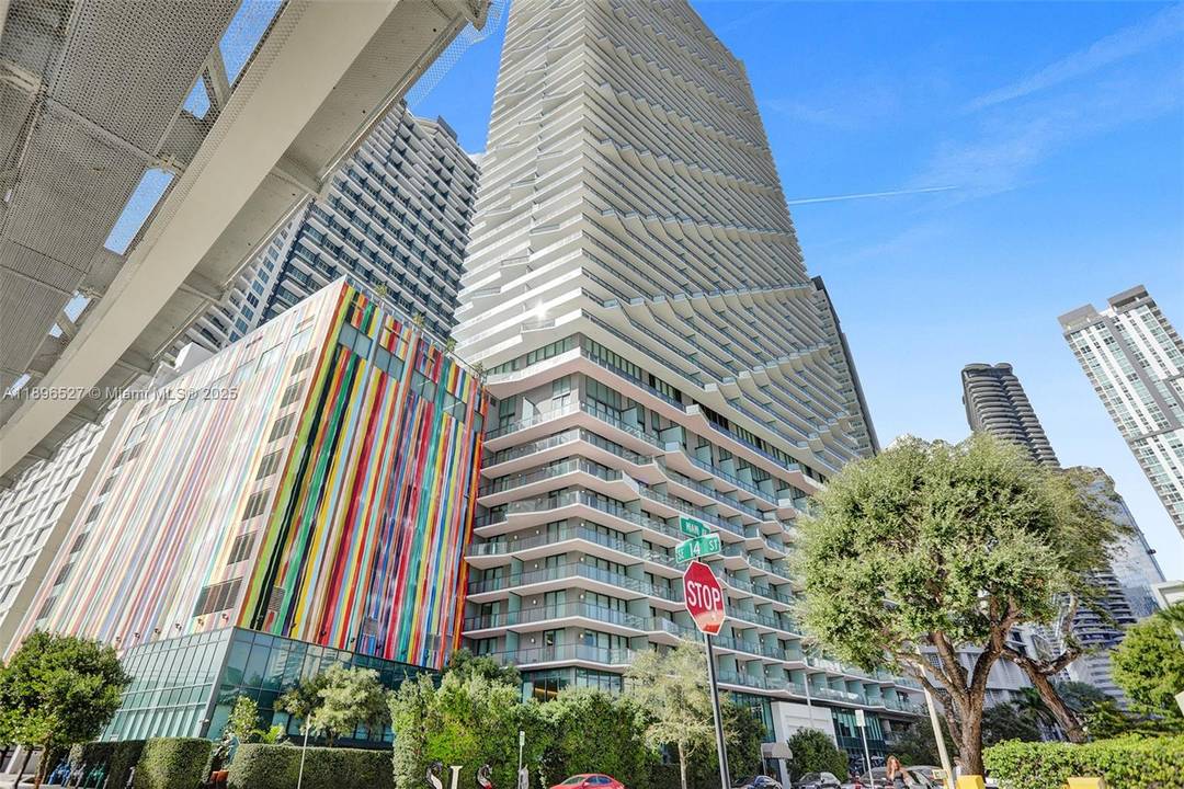 Stunning 2 bedroom, 2 bathroom apartment located on the 31st floor in the heart of Brickell, beautiful financial district, featuring one of the most breathtaking skylines in South Florida.