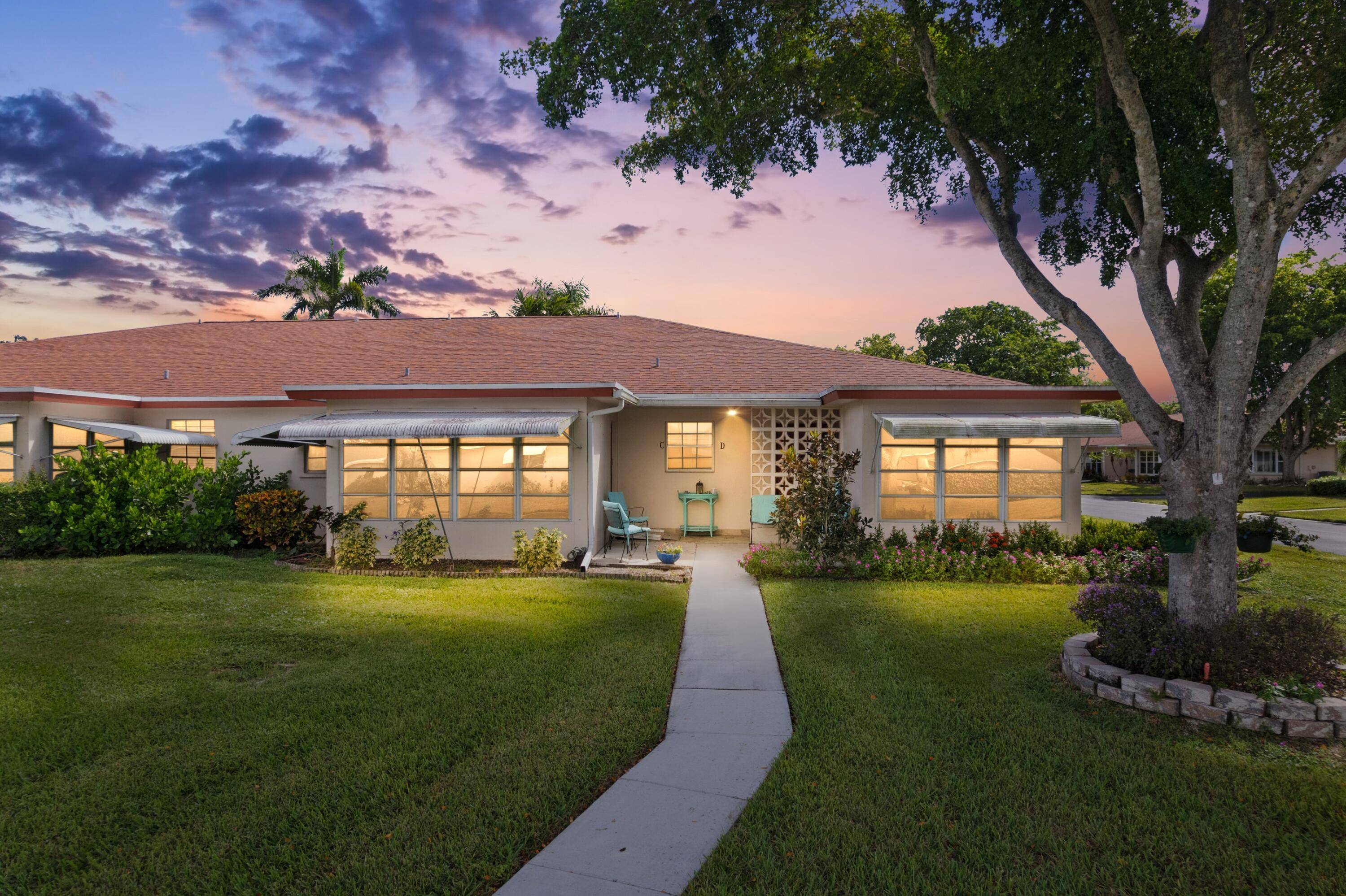 ABSOLUTELY GORGEOUS VILLA PRESTIGIOUS 55 COMMUNITY, HIGH POINT OF DELRAY BREATHTAKING LAKE VIEWS QUICK WALK TO POOL NEW 2023 AC Bright Open Floor Plan LED Recessed Lighting Eat In Kitchen ...