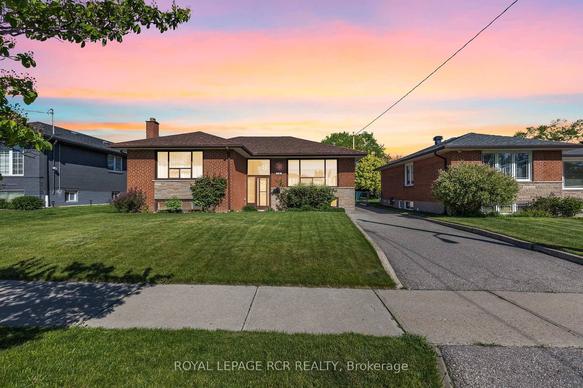 Charming Raised Bungalow in Prime Willowridge Martingrove Richview !