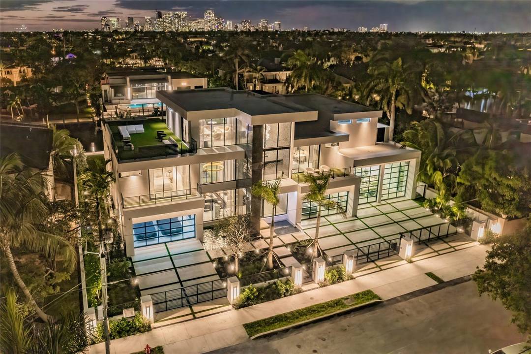 TOY HOUSE ! 20 CAR GARAGE FOR LAND TOYS, 120 FEET OF NO FIXED BRIDGE PROTECTED DOCKAGE FOR WATER TOYS !