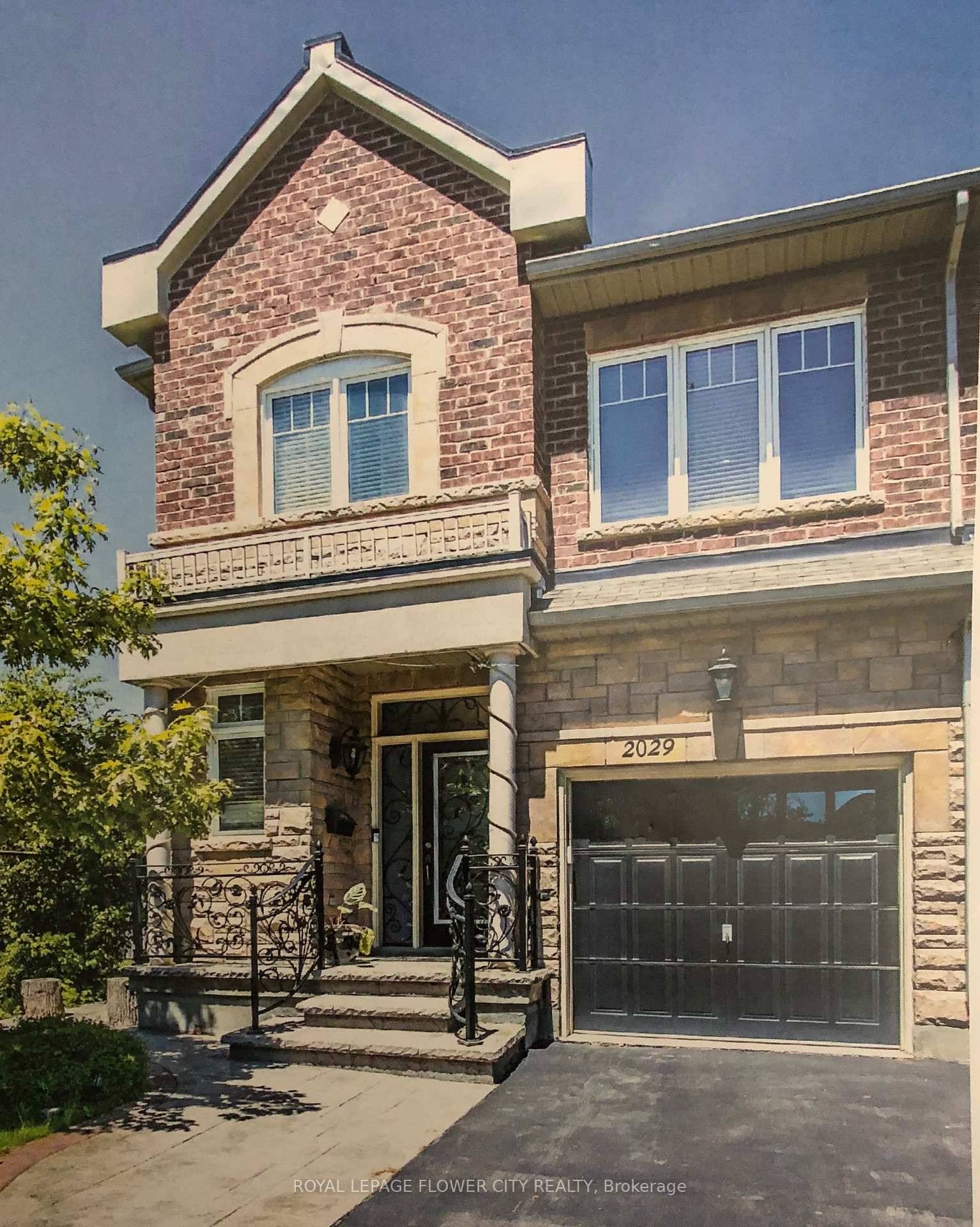 Walk to GO Station, Two storey end unit town house, elite and quiet neighborhood with children park, on the lakeshore road, close to all amenities like Shopping Centre, Restaurants, Metro, ...