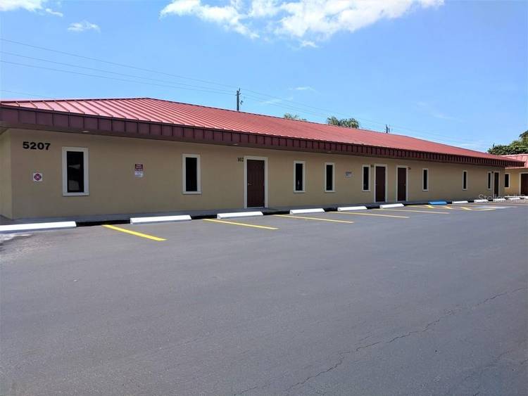 Centrally located, newer office space in Bradenton for Lease.