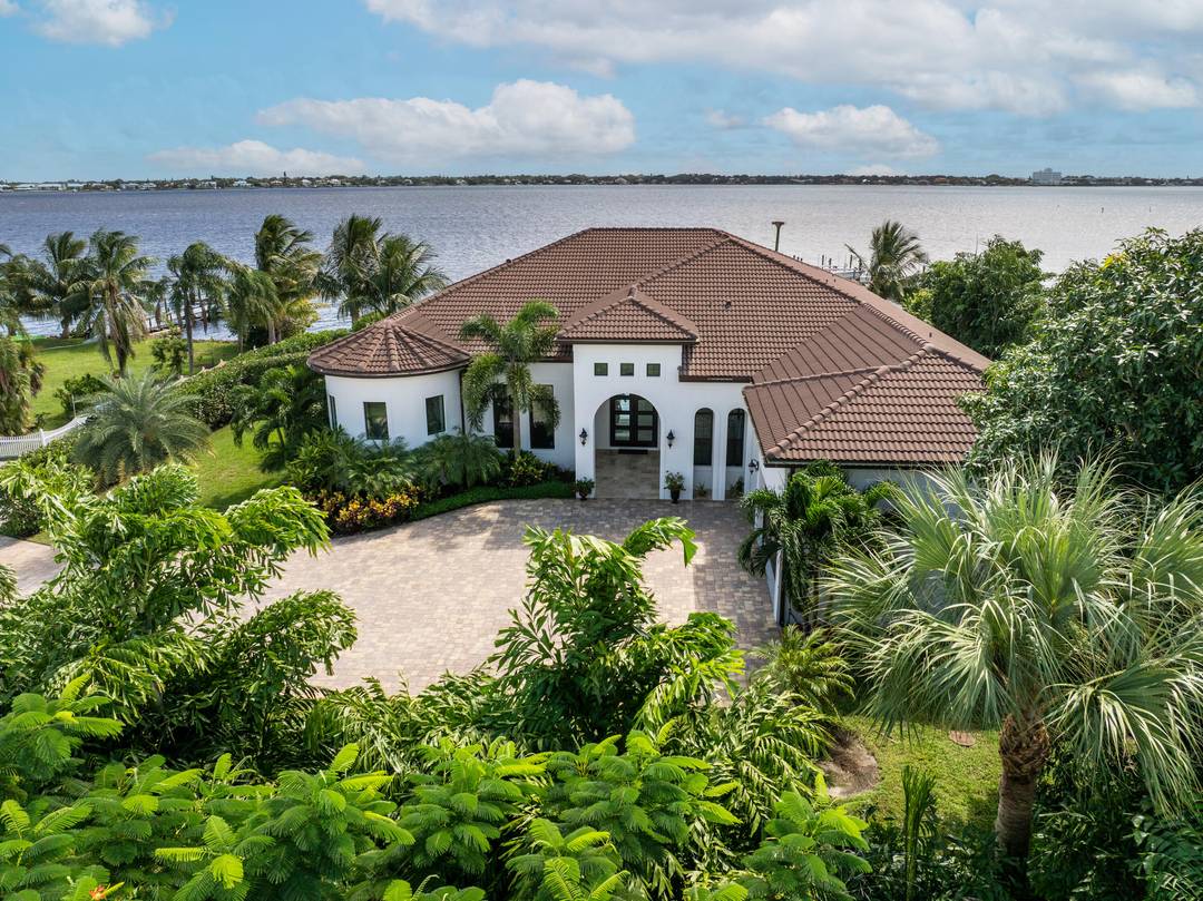 FIRST TIME ON MARKET ! Premier waterfront location built in 2020.