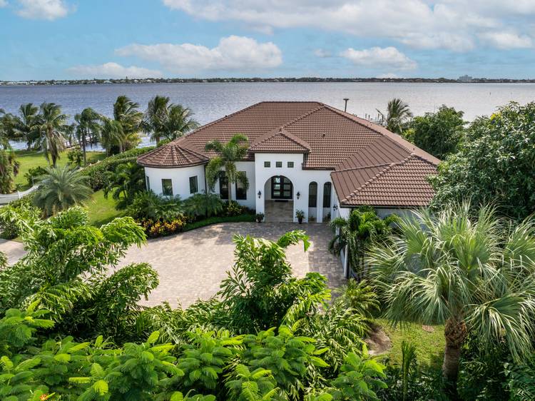 FIRST TIME ON MARKET ! Premier waterfront location built in 2020.