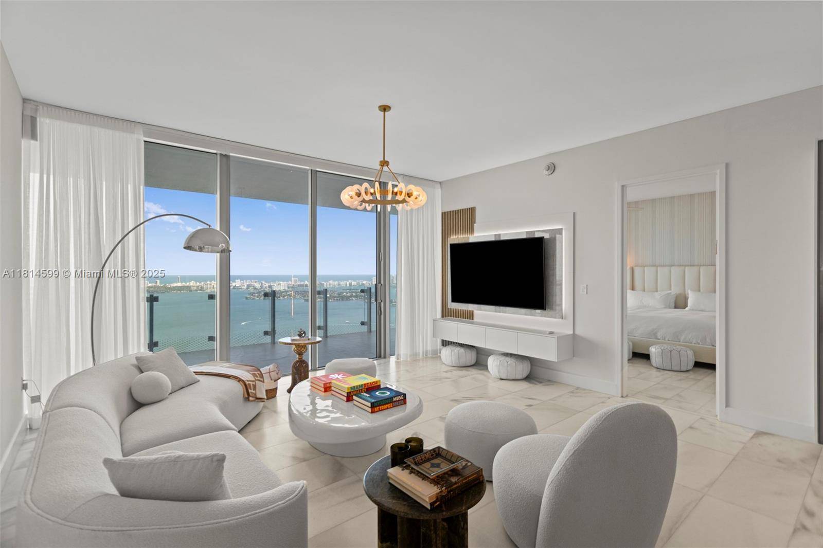 Mesmerizing direct views of the bay, ocean and city skyline from the 55th floor !