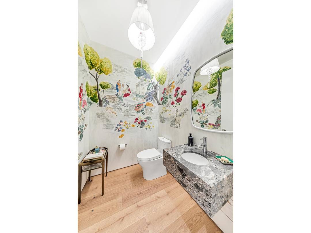 Residence 5 at 532 West 20th Street Condominium is a luxurious full floor home in a full service, doorman building, featuring a private elevator landing entrance.