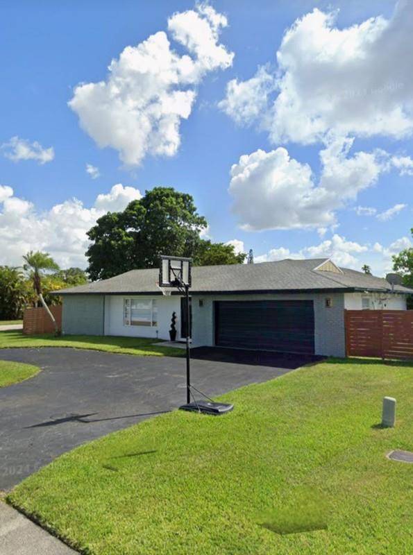 VERY LARGE, 3 2 HOUSE ON A CORNER LOT RIGHT ON THE WATER WITH EXPANSIVE GOLF VIEW amp ; SPACIOUS SPLIT FLOOR PLAN.