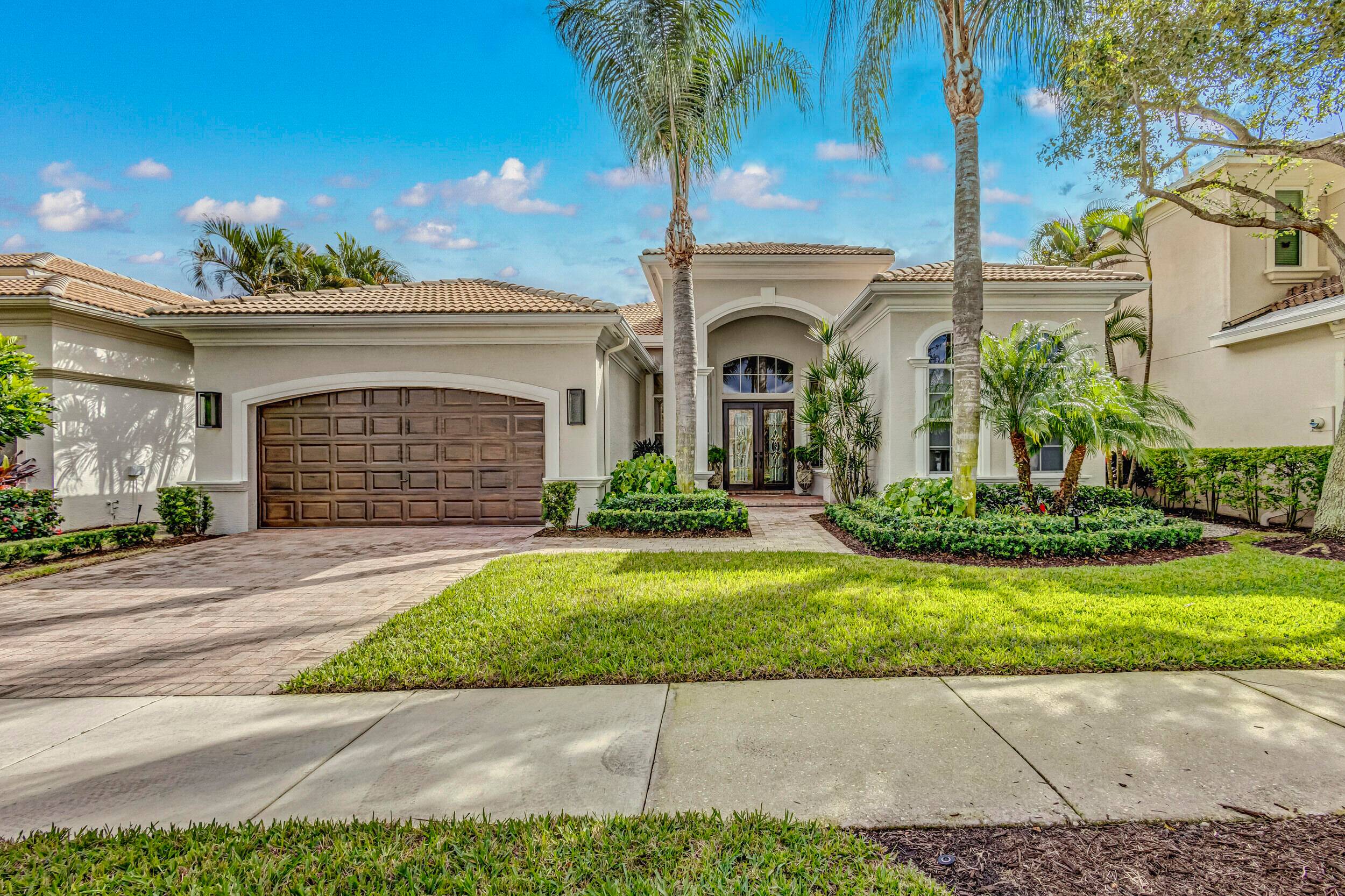 This newly renovated 2, 987 sq ft home, in the prestigious golfing community of Mirasol, offers a full ''Golf Membership''.