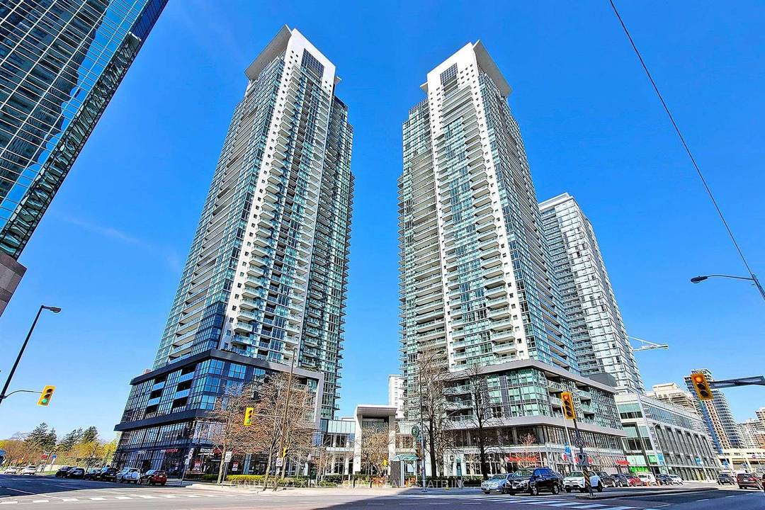 Penthouse Unit With Expansive City Views.