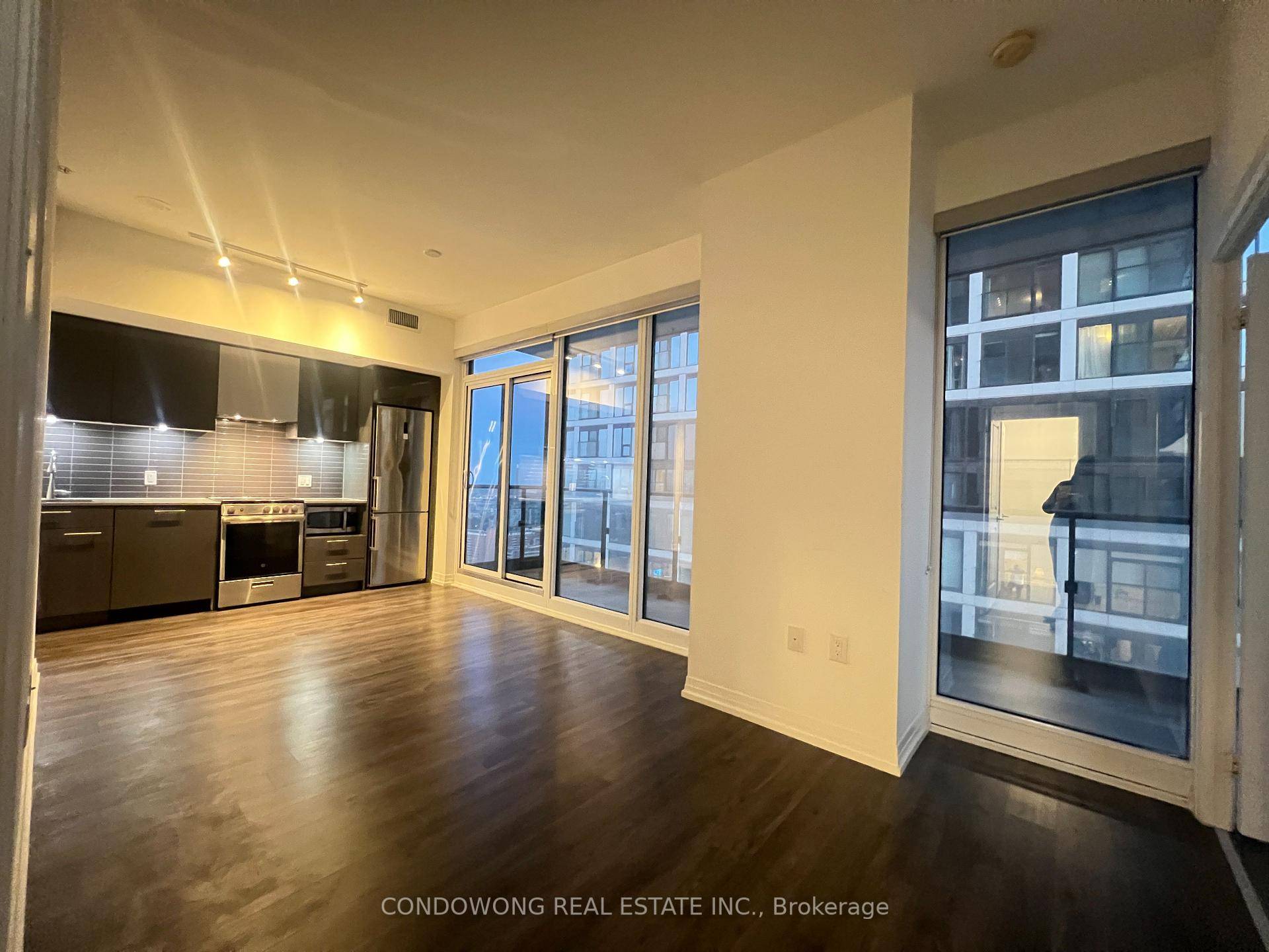 This 2 Bedroom amp ; 2 Baths Unit At Dundas Square Gardens !