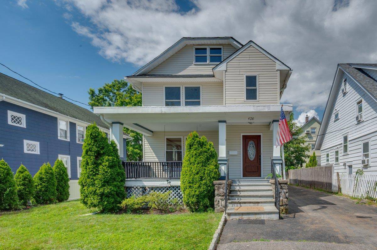 Welcome to 428 Beach Avenue, Mamaroneck, NY located in the award winning Rye Neck School District.