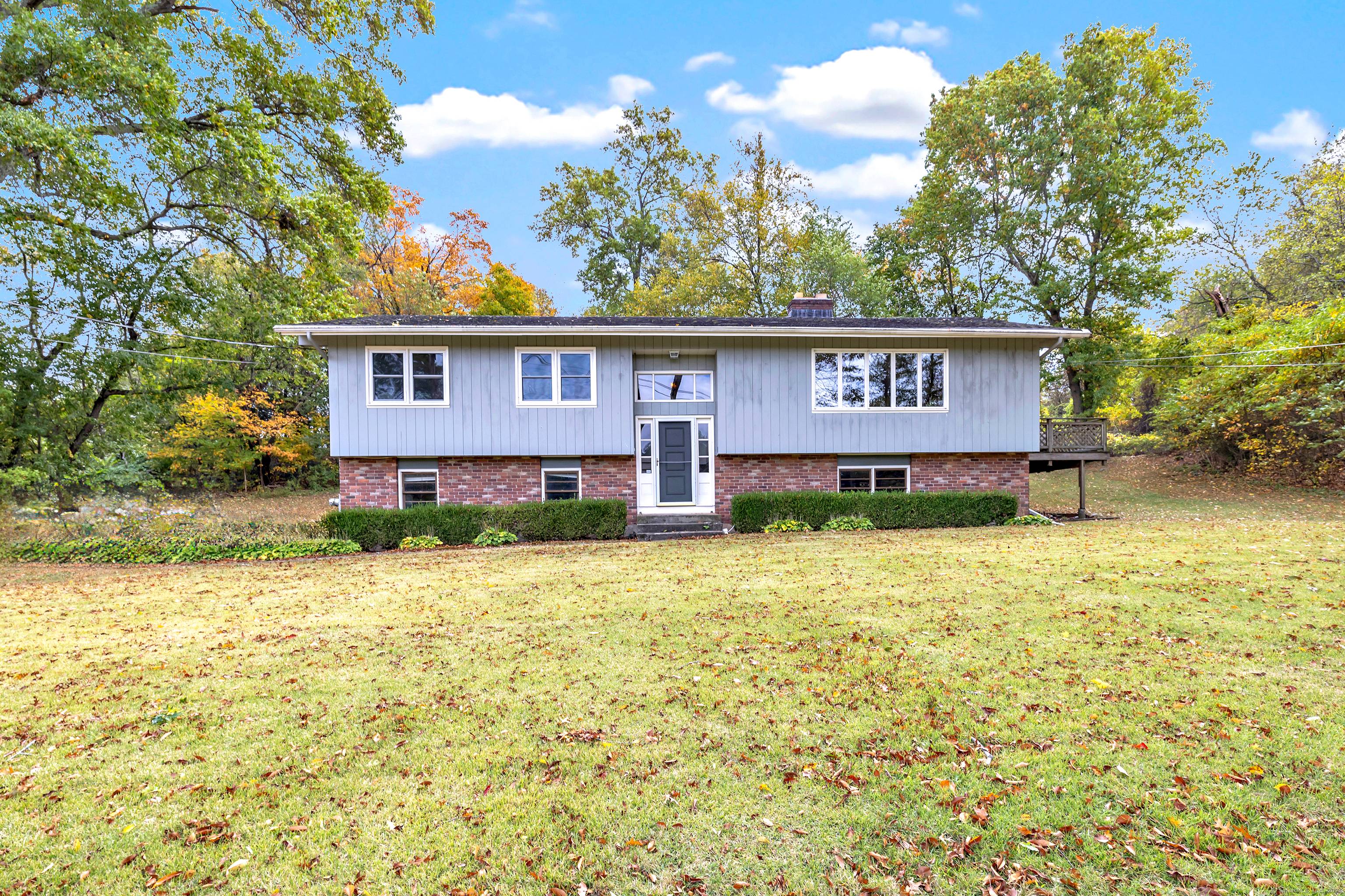 Welcome home to 282 Oronoque Rd !