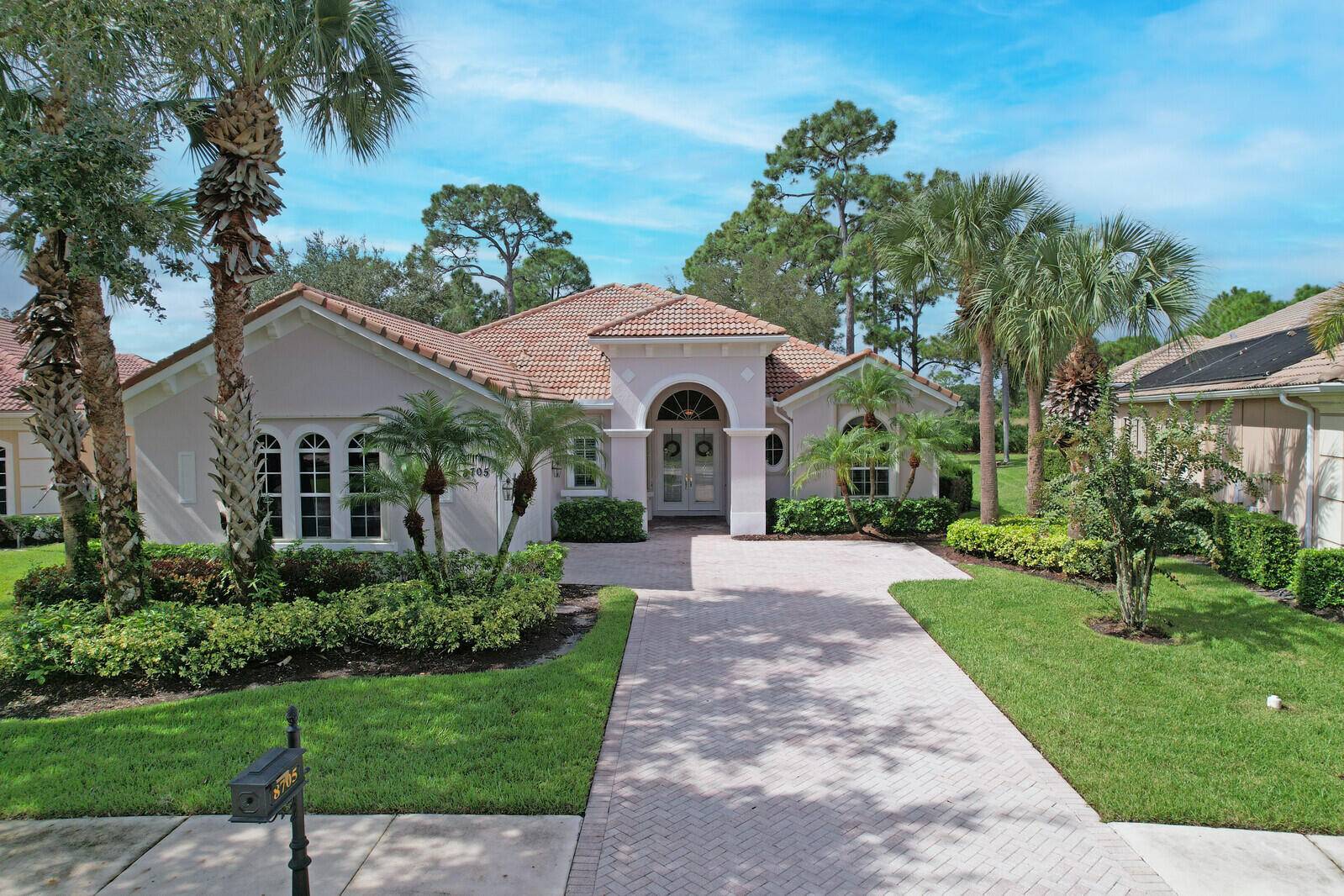 PERFECTLY POSITIONED ON THE GOLF COURSE !