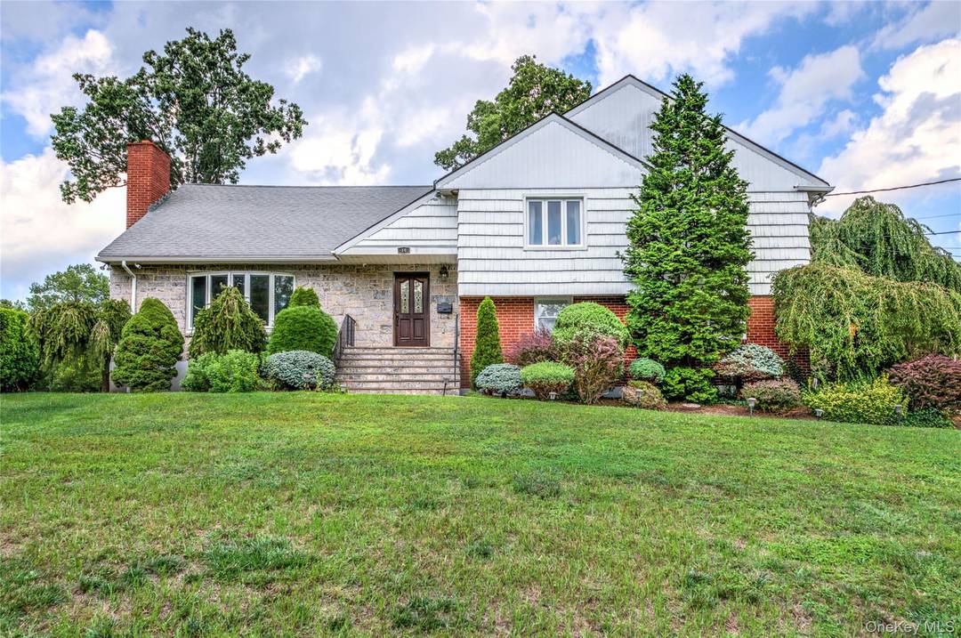 Dream Rental ! Style, space and commuter convenience, ready to enjoy now.