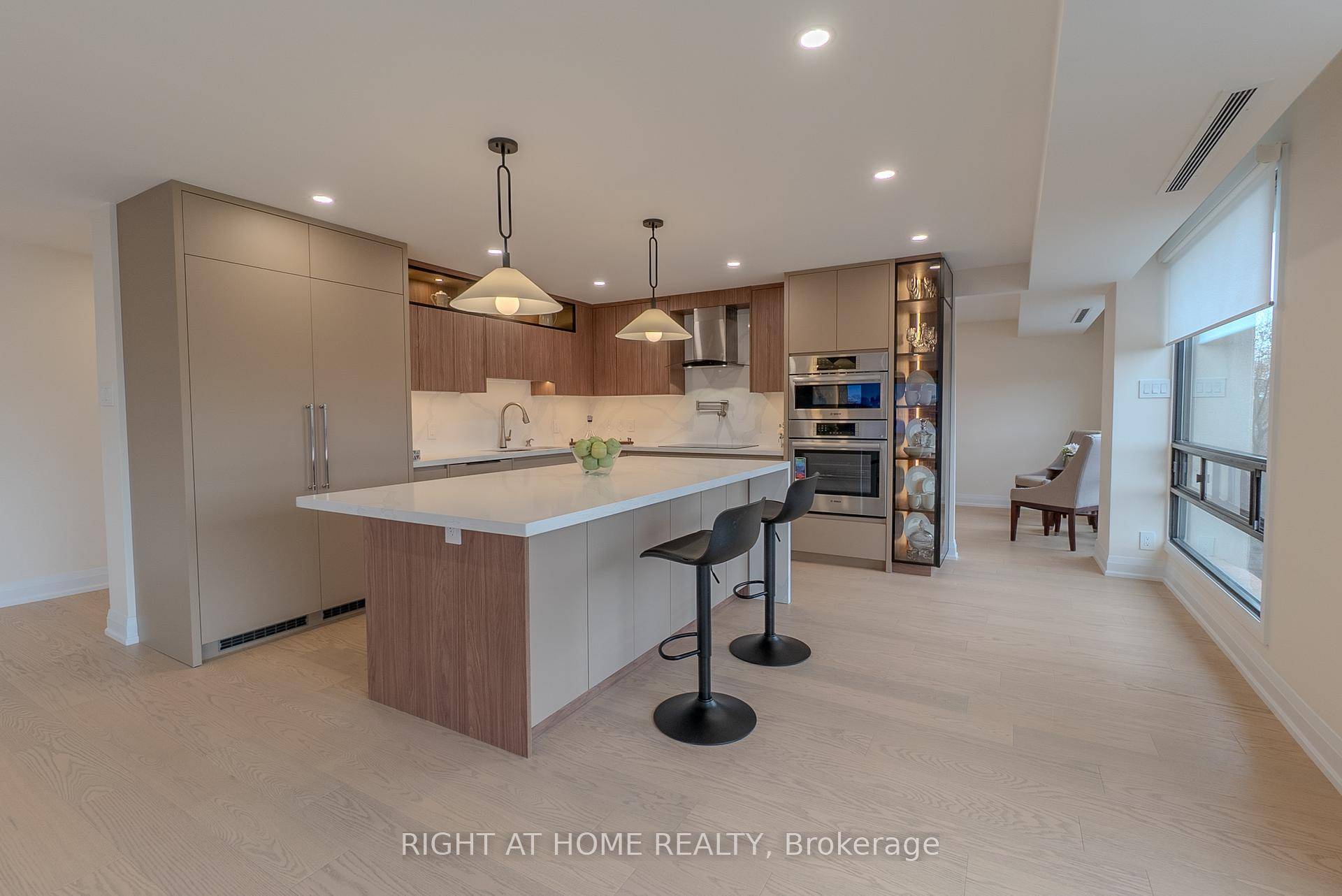 Exquisite Corner Suite with Complete Renovation !