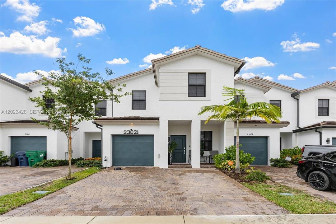 Beautiful newer construction townhome located in the desirable Siena Reserve community.