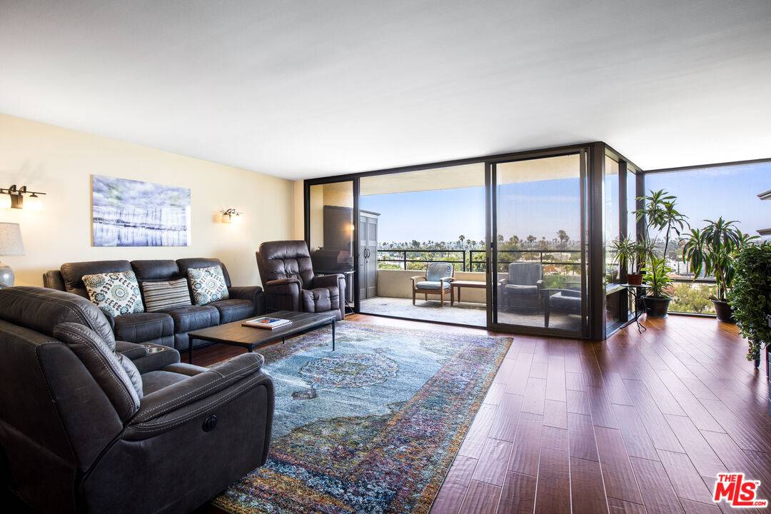 4316  Marina City DR LA