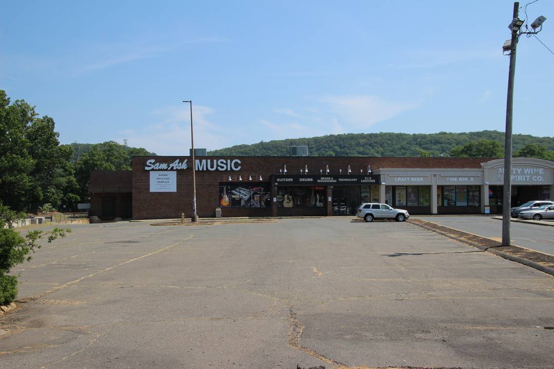 PRIME RETAIL LOCATION High Traffic Count Excellent Visibility Route 63 Amity Road Fully Sprinklered Located at Exit 59 Merritt Parkway on off ramp with visibility from Parkway Newer HVAC systems ...