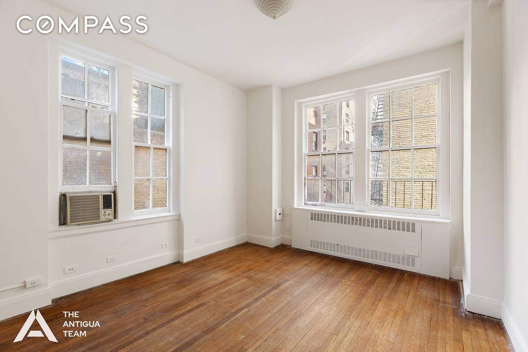 Historic and Elegant Apartment in a Landmark Building A perfect canvas for luxurious living this home presents a rare opportunity to bring your architect and create your dream residence tailored ...