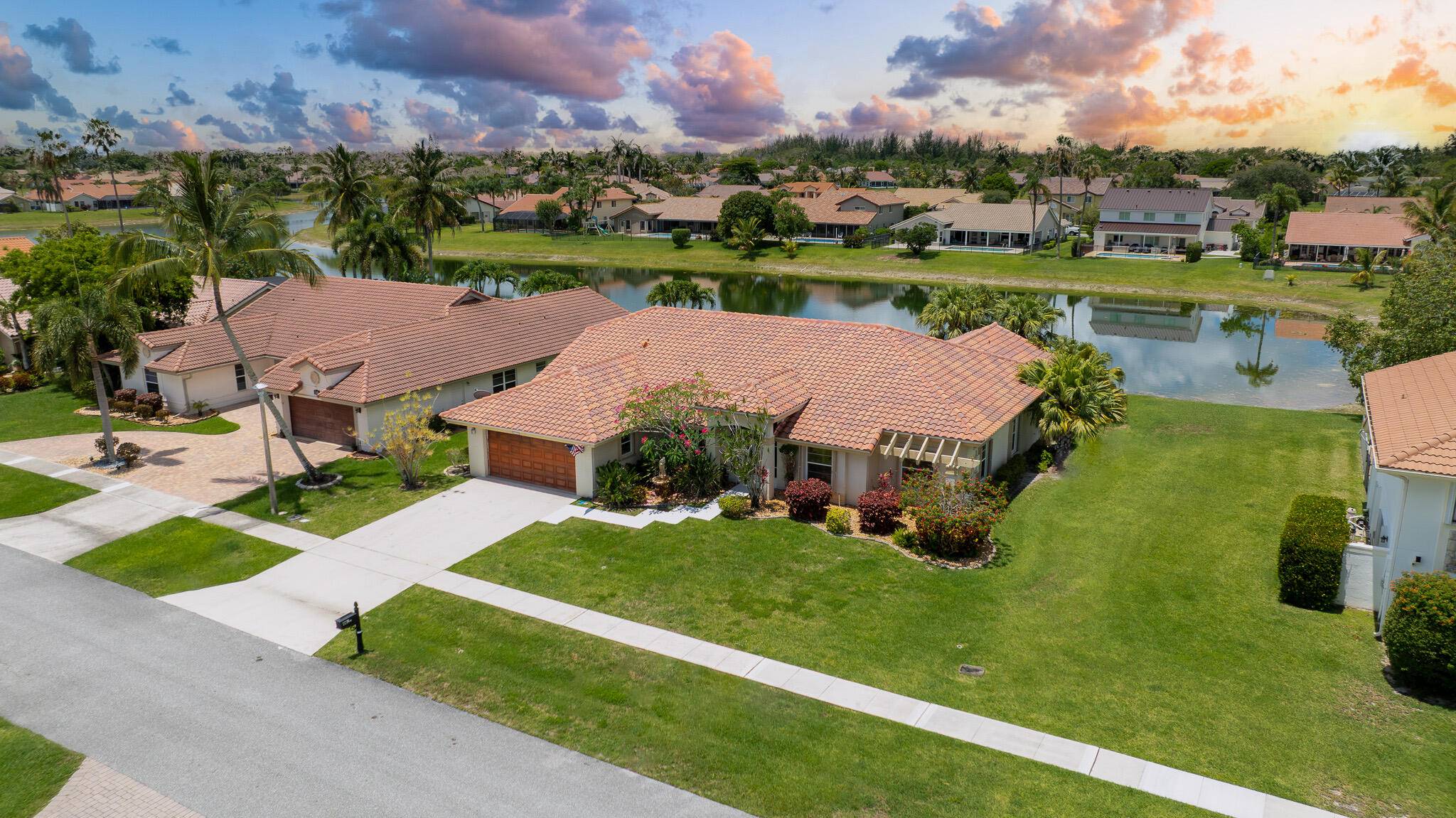 Catch stunning sunsets over panoramic lake views !